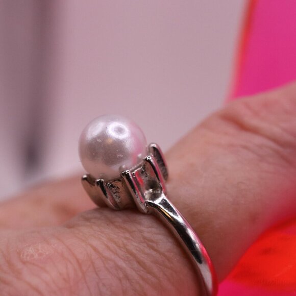 Size 8 Silver tone ring with Oversized Faux Pearl - Picture 3 of 5